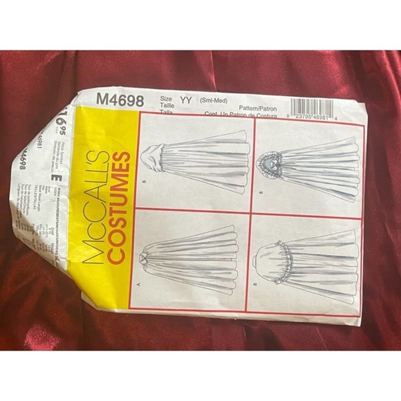 Renaissance fair red satin cape - Picture 10 of 10